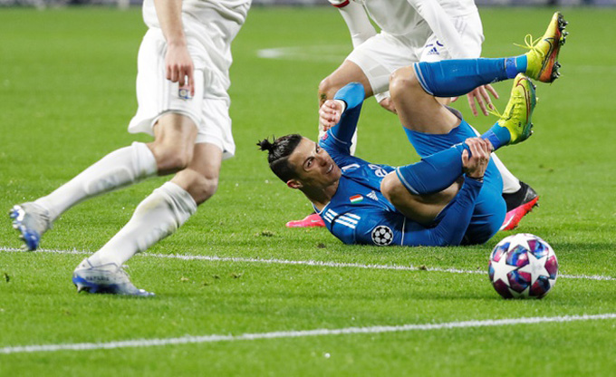 Ronaldo bất lực trước hàng thủ chặt chẽ của Lyon