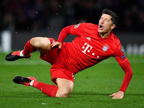 Lewandowski phải nghỉ 4 tuần vì bị rạn đầu gối trong trận Bayern làm khách Chelsea hôm giữa tuần
