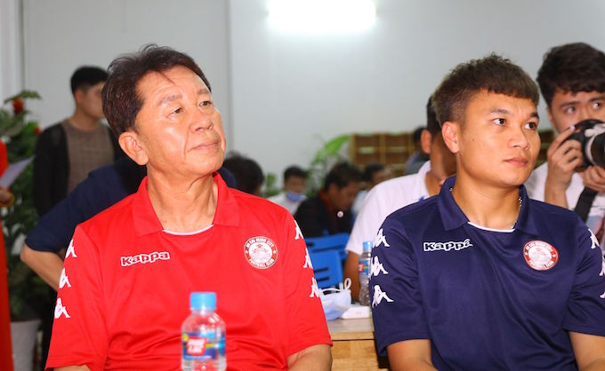 HLV Chung Hae Seong và đội trưởng Phi Sơn tại cuộc họp báo - Ảnh: Đình Viên