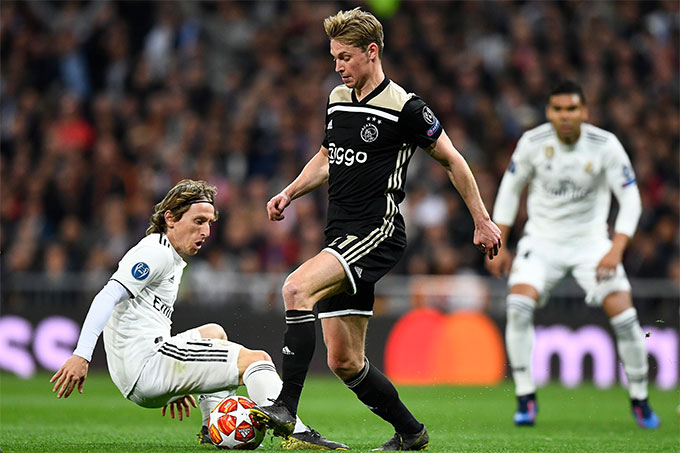 De Jong từng khiến Modric khốn khổ khi Ajax đọ sức với Real