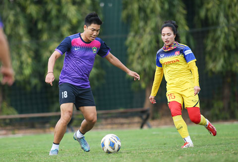 Rất cố gắng nhưng ĐT nữ Việt Nam vẫn để thua đậm trước đội cựu cầu thủ nam 	Ảnh: PHAN TÙNG