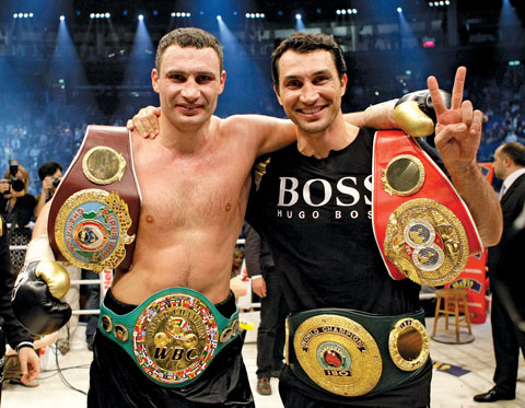Ông anh Vitali (trái)  và Wladimir Klitschko từng thâu tóm mọi danh hiệu của quyền Anh thế giới