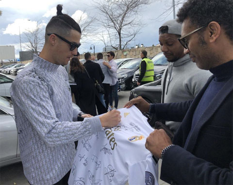 Ronaldo xuất hiện ở thủ đô Madrid và ký tặng NHM