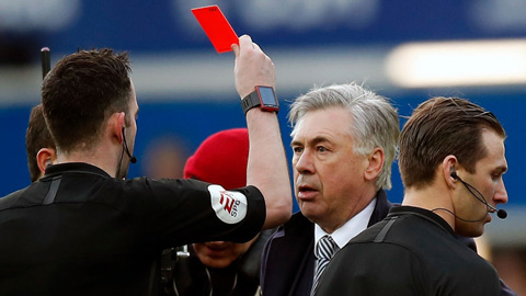Phẫn nộ khi VAR 'cứu' M.U, Ancelotti phải nhận thẻ đỏ