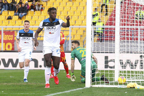 Duvan Zapata ăn mừng sau khi ghi bàn trong trận Atalanta đè bẹp Lecce tới 7-2