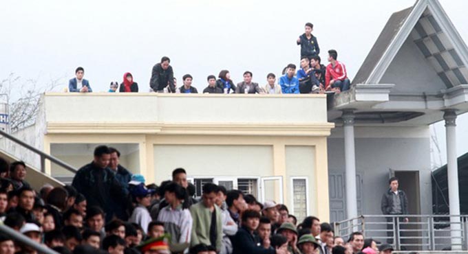 Trước đây, ở một số sân có tình trạng khán giả bất chấp nguy hiểm leo nóc nhà xem bóng đá