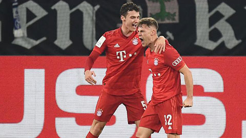 Kimmich (phải) vừa ghi bàn cho Bayern, vừa làm nhiệm vụ ngăn chặn các pha lên bóng của Schalke