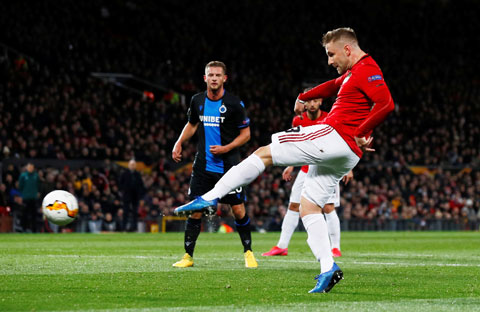 Luke Shaw đang thi đấu rất hiệu quả ở vị trí trung vệ lệch trái 