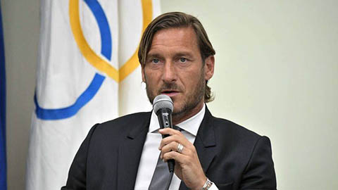 43 tuổi, Totti vẫn khiến hậu bối phải nể phục với siêu phẩm đá phạt