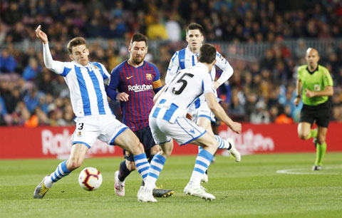 Messi (giữa) cùng Barca khó trụ vững trước một Sociedad đang thăng hoa
