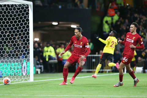 Van Dijk (trái) bất lực nhìn bóng lăn vào lưới trong trận Liverpool thua Watford