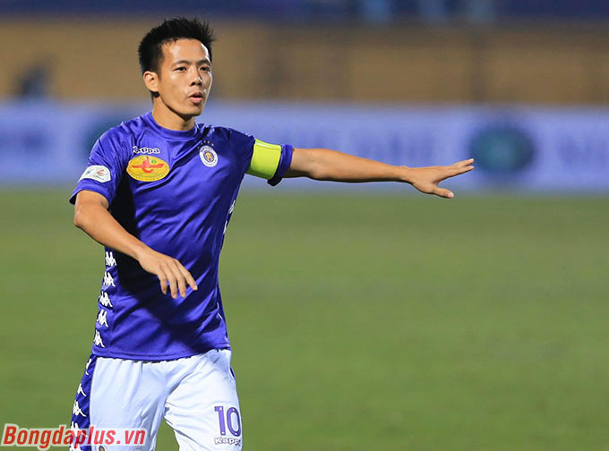 Đội trưởng Văn Quyết là người mở đầu cho chiến thắng 4-2 của Hà Nội FC với pha căng ngang buộc Quốc Hường của DNH Nam Định phải đá phản lưới nhà 