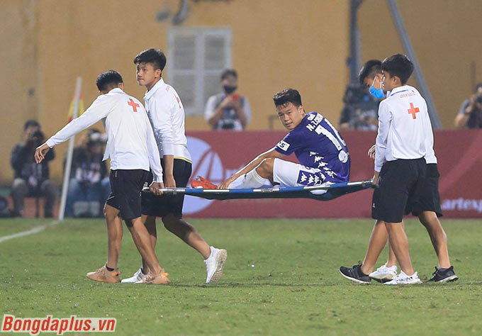 Một chút lo lắng cho Hà Nội FC khi Thành Chung phải tạm rời sân trên băng cáng. Rất may là cầu thủ này kịp quay trở lại sân sau đó không lâu. 