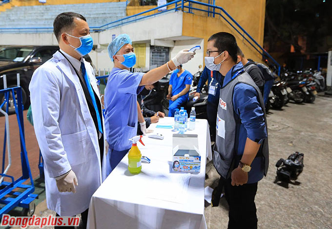Do ảnh hưởng của dịch Covid-19 tại Hà Nội nên các phóng viên khi đến sân Hàng Đẫy tác nghiệp trận đấu này đều phải kiểm tra y tế sơ bộ