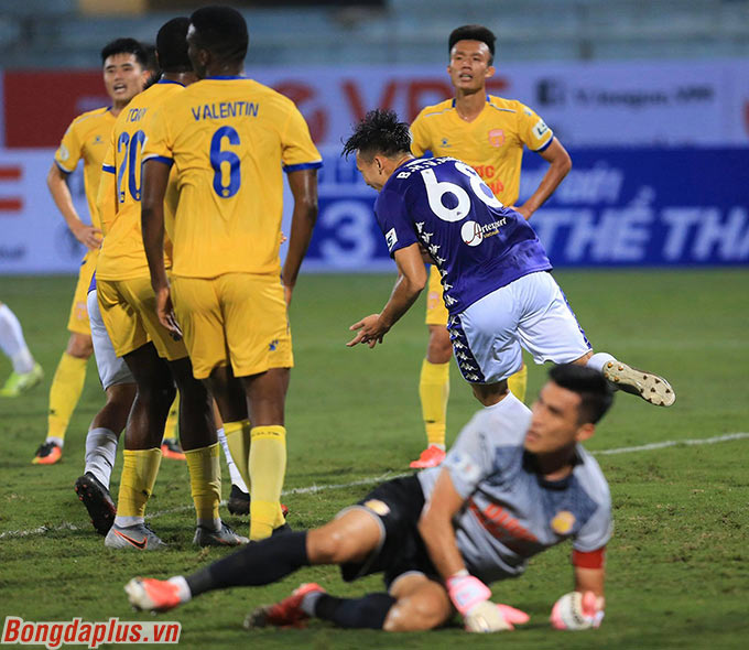 Ngay ở trận V.League đầu tiên của đời mình, Việt Anh đã lập công. Còn nhớ năm 2015, Duy Mạnh cũng đã ghi được bàn cho Hà Nội FC trong lần đầu tiên được đá ở V.League