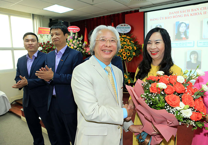 Đồng chí Nguyễn Văn Phú chúc mừng các đồng chí trong BCH Đảng ủy Báo Bóng đá khóa II - Nhiệm kỳ 2020 - 2025