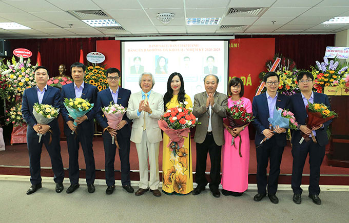 Đồng chí Nguyễn Văn Phú cùng đồng chí Phạm Gia Huy chụp ảnh cùng BCH Đảng ủy Báo Bóng đá nhiệm kỳ 2020 - 2025