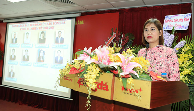 Đồng chí Lý Thị Thu Hương - Trưởng ban kiểm phiếu phổ biến về quy tắc bầu ra BCH Đảng ủy Báo Bóng đá nhiệm kỳ 2020 - 2025