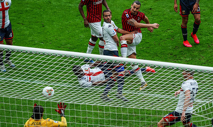 Ibrahimovic ghi bàn ở phút 77 nhưng không thể giúp Milan thoát thua trước Genoa