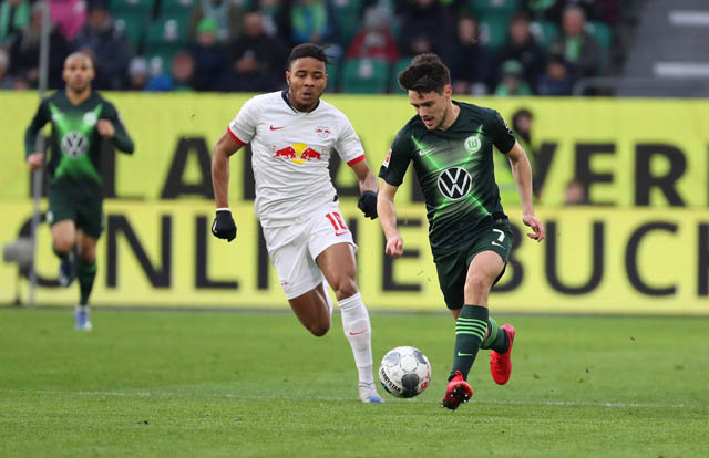 Trận hòa trước Wolfsburg đã khiến RB Leipzig (áo trắng) mất ngôi nhì bảng