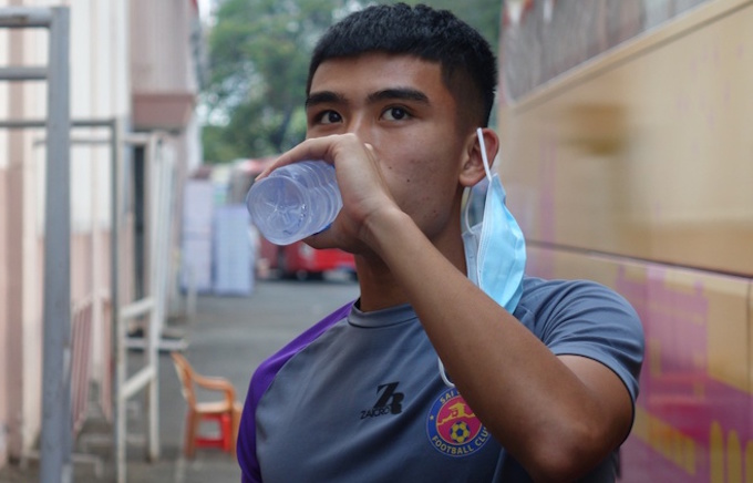 Gương mặt âu lo của Văn Bửu khi uống nước để kiểm tra lại thân nhiệt. Ảnh: Đình Viên
