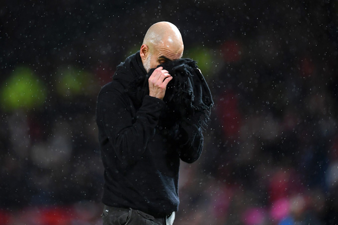 Guardiola bất lực nhìn Man City thua trong ngày vắng nhạc trưởng De Bruyne