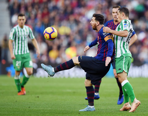Messi (trái) mới có 19 bàn thắng sau 27 vòng đấu ở La Liga mùa này