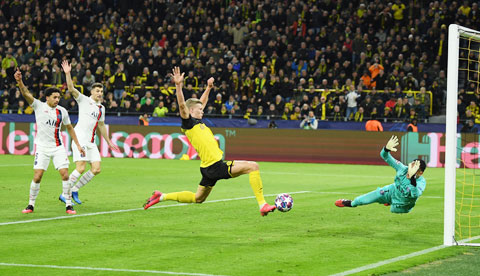 Haaland bứt tốc qua 2 cầu thủ đối phương để đệm bóng tung lưới Navas trong trận lượt đi giữa Dortmund và PSG