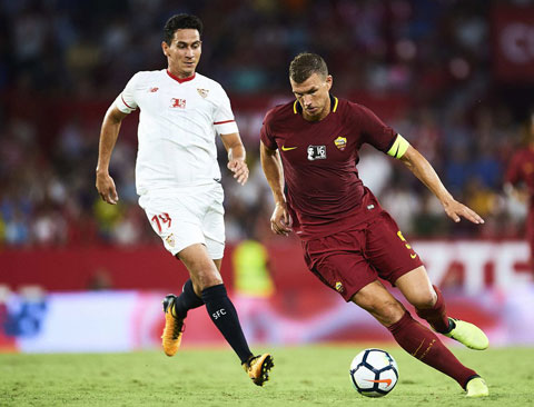 Sevilla - Roma (phải) là 1 trong 2 trận ở vòng 1/8 Europa League sớm phải hoãn 