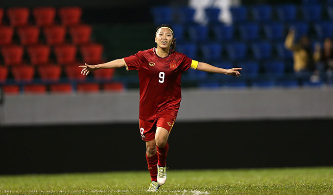 Huỳnh Như ăn mừng bàn thắng lịch sử vào lưới Australia. Đây là lần đầu tiên sau 12 năm, bóng đá nữ Việt Nam mới có thể chọc thủng lưới Australia trong một trận đấu. Trước khi trận lượt về diễn ra, HLV Mai Đức Chung cũng từng đặt mục tiêu này cho toàn đội