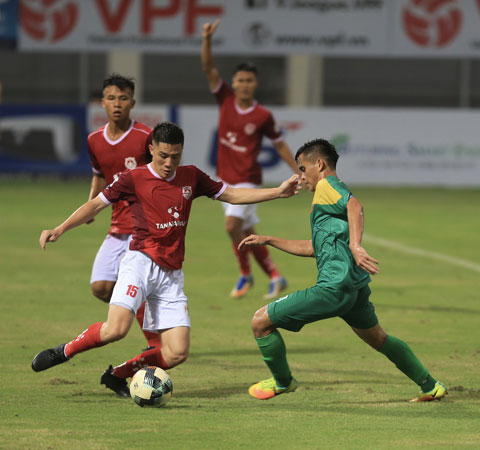 CLB Phố Hiến (áo đỏ) tự tin trong cuộc đua tranh vé thăng hạng V.League 	Ảnh: ĐỨC CƯỜNG