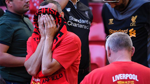 Fan Liverpool hoảng loạn khi Premier League bị hoãn vì virus corona