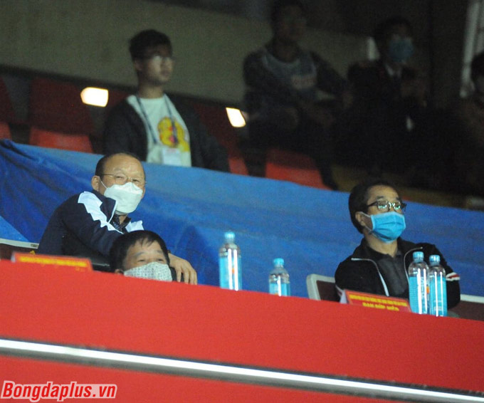 Trên khán đài sân Lạch Tray, HLV Park Hang Seo và trợ lý Lee Young Jin đeo khẩu trang theo dõi trận đấu