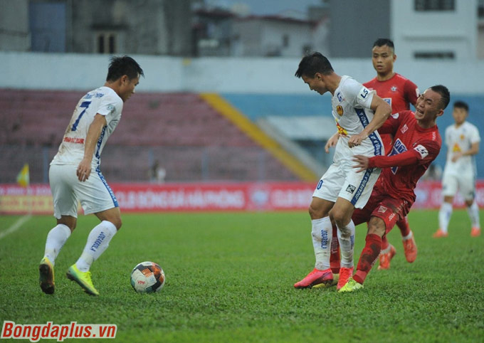 Ở dưới sân, Thanh Trung cùng các đồng đội Quảng Nam thi đấu ấn tượng trong hiệp 1 