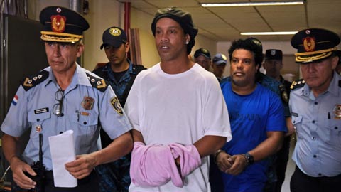 Ronaldinho được xét nghiệm Covid-19 khi ở tù tại Paraguay