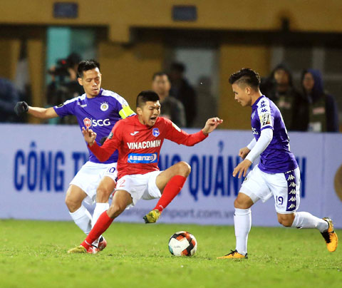 Than.QN (giữa) và Hà Nội FC luôn thi đấu cống hiến mỗi khi đối đầu 	 Ảnh: MINH TUẤN