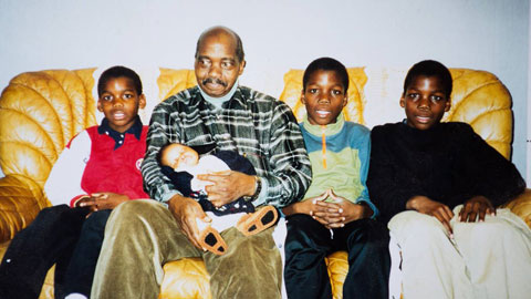 Paul Pogba (trái) cùng cha và 2 anh trai