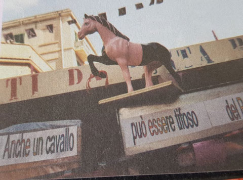 Người dân căng băng rôn “ngựa cũng là CĐV Palermo”