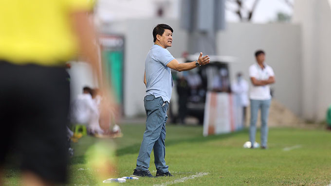 Ông Vũ Tiến Thành đang chỉ đạo Sài Gòn FC thi đấu - Ảnh: Sông Hàn 