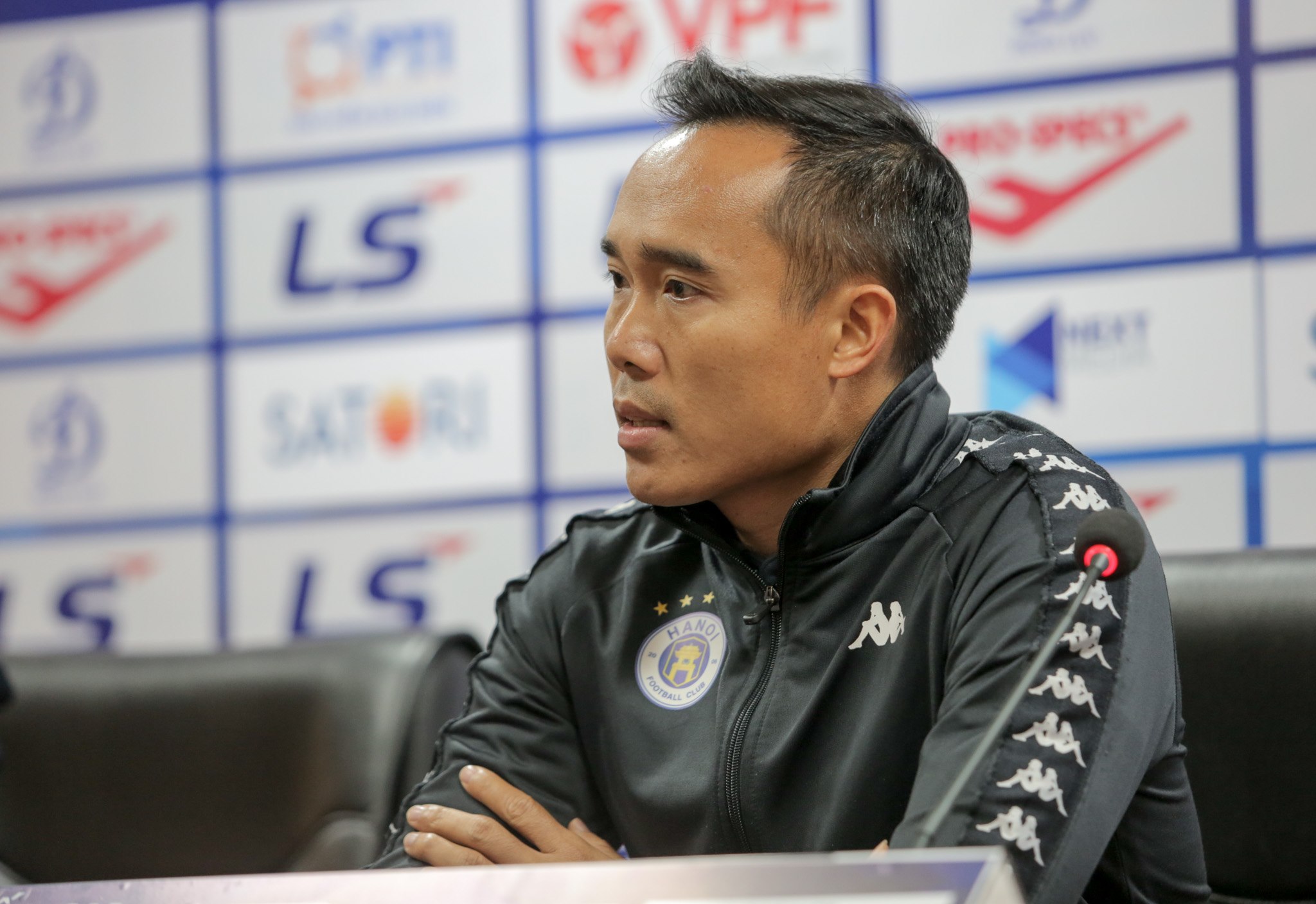 Trợ lý Nguyễn Công Tuấn khẳng định Hà Nội FC sẽ sớm trở lại sau thất bại trước Than.QN - Ảnh: Đức Cường 