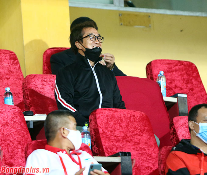 Trong lúc chờ hát quốc ca, cầu thủ Viettel ở dưới sân có chọc cười trợ lý Lee Young Jin 