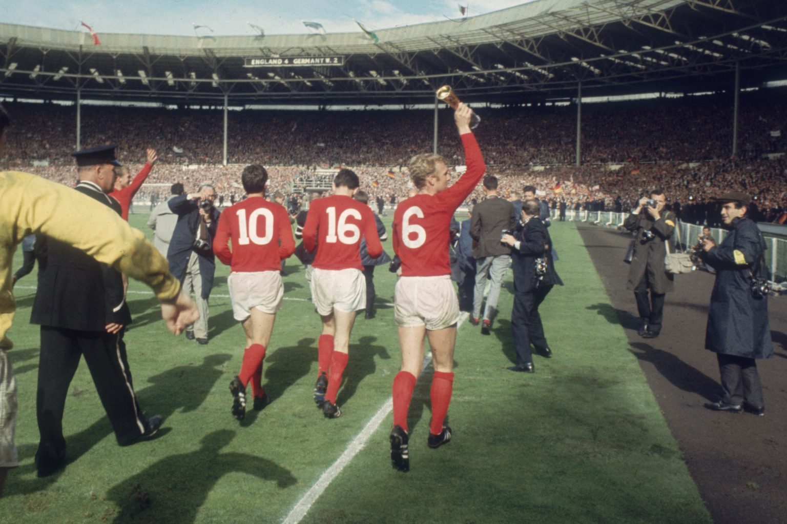Số 6 là ám ảnh vinh quang của bóng đá Anh khi họ VĐTG năm 1966 với đội trưởng Moore đeo số 6