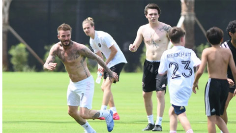 Beckham cởi trần đá bóng, khoe thân hình săn chắc ở tuổi 44