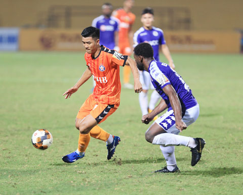 Đức Chinh (trái) nỗ lực đi bóng và dứt điểm trước Hà Nội FC tại V.League 2019 	Ảnh: Đức Cường