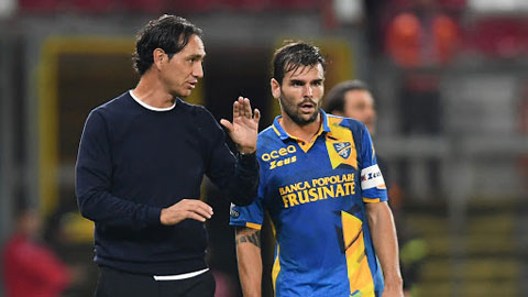 HLV Alessandro Nesta (trái) đang chỉ đạo cầu thủ Frosinone trong một trận đấu ở Serie B