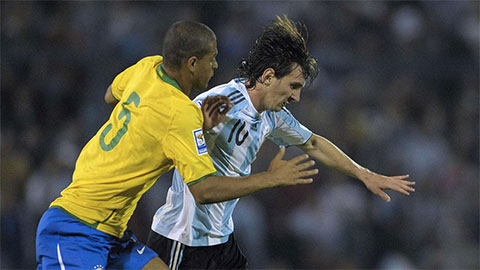 Rùng mình với 'trò bẩn' mà ĐT Brazil từng áp dụng để ngăn chặn Messi