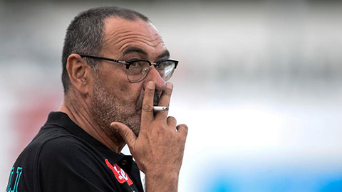Juventus căng mình bảo vệ 'con nghiện' thuốc lá Sarri khỏi Covid-19