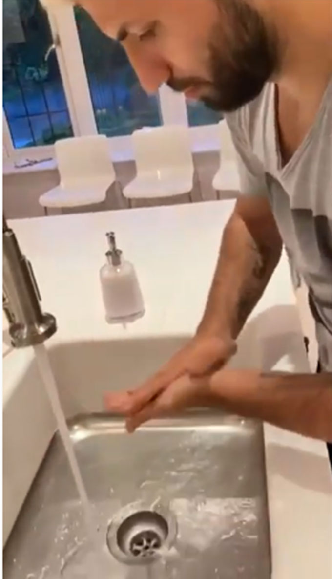 Aguero rửa tay đúng cách