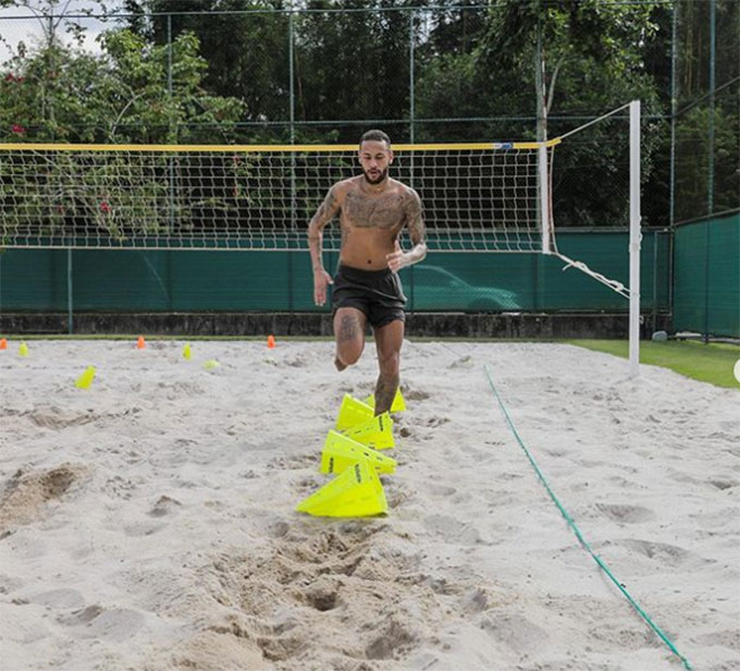 Neymar miệt mãi luyện tập trên bãi cát