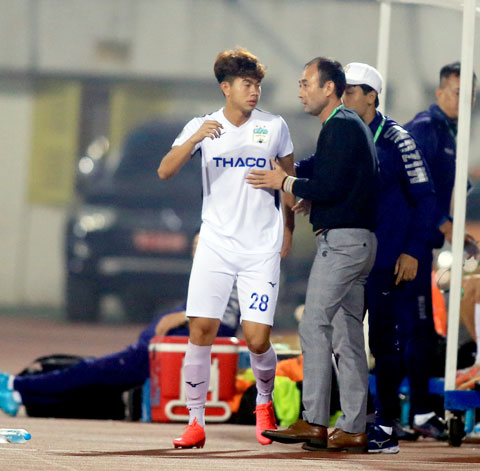 HLV Lee Tae Hoon chỉ đạo các học trò trong một trận đấu ở V.League